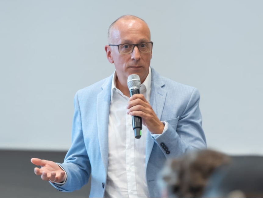 Christoph Hille, Vorsitzender der LAG WfbM Hessen, begrüßt die Teilnehmenden 