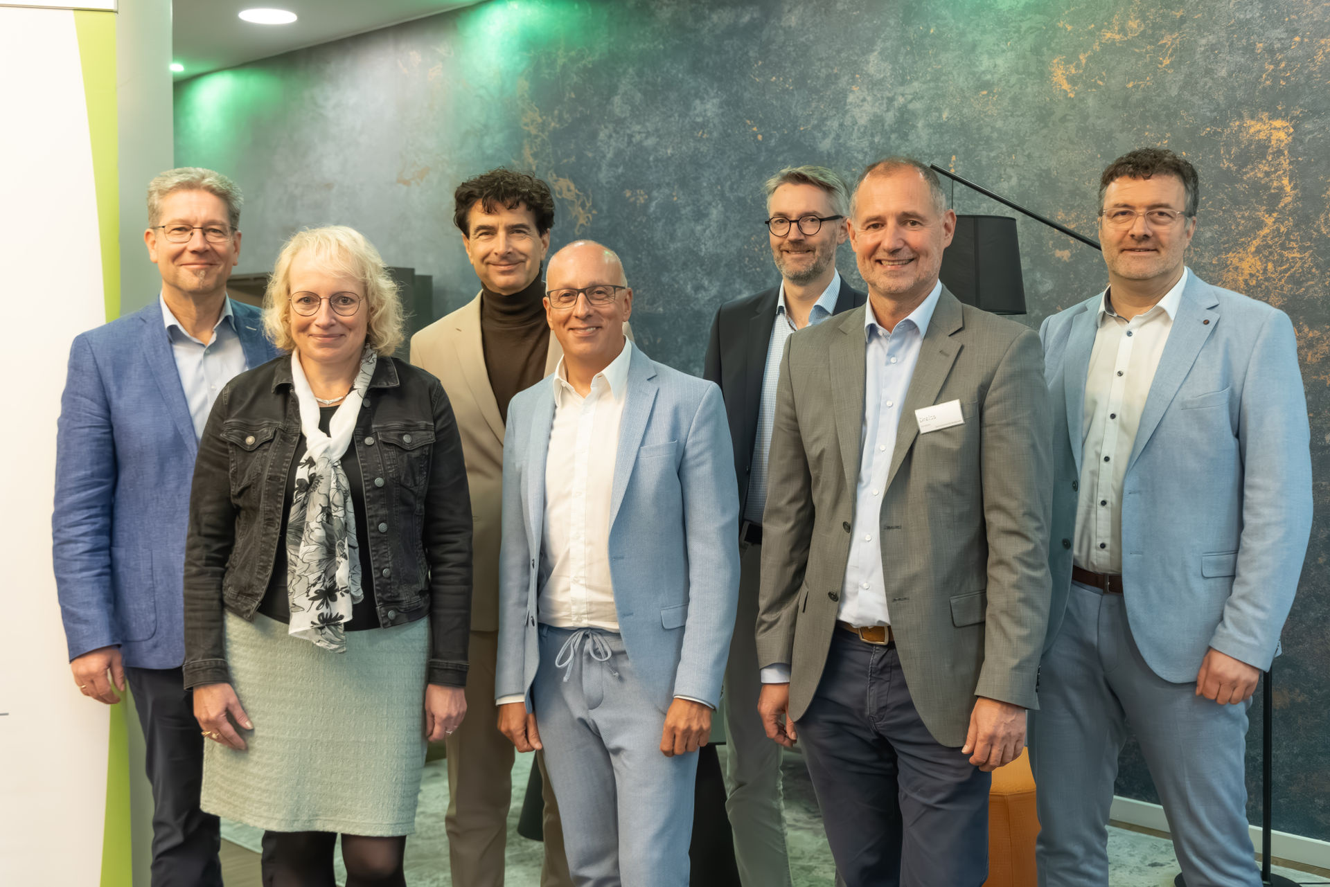 Der Vorstand der LAG WfbM Hessen. Von links nach rechts: Thomas Schmitter, Andrea Röth, Dr. Torsten Neubacher, Christoph Hille, Thomas Bauer, Christian Dreiss, und Sascha Schüßler.
© Sven Langer Der Vorstand der LAG WfbM Hessen. Von links nach rechts: Thomas Schmitter, Andrea Röth, Dr. Torsten Neubacher, Christoph Hille, Thomas Bauer, Christian Dreiss, und Sascha Schüßler.
© Sven Langer