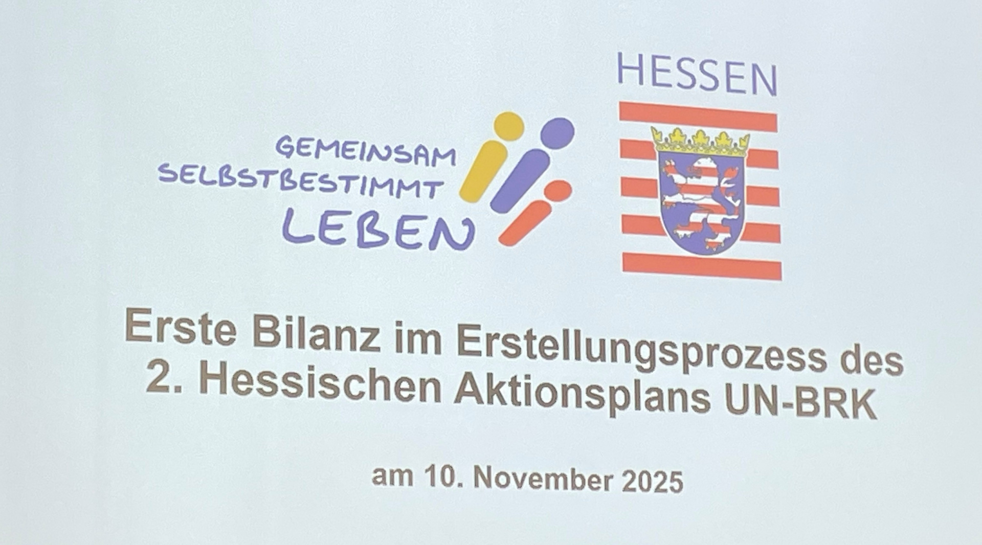 Die Eröffnungsfolie der Veranstaltung. Darauf steht: Erste Bilanz im Erstellungsprozess des 2. Hessischen Aktionsplans UN-BRK
© LAG WfbM Hessen Die Eröffnungsfolie der Veranstaltung. Darauf steht: Erste Bilanz im Erstellungsprozess des 2. Hessischen Aktionsplans UN-BRK
© LAG WfbM Hessen