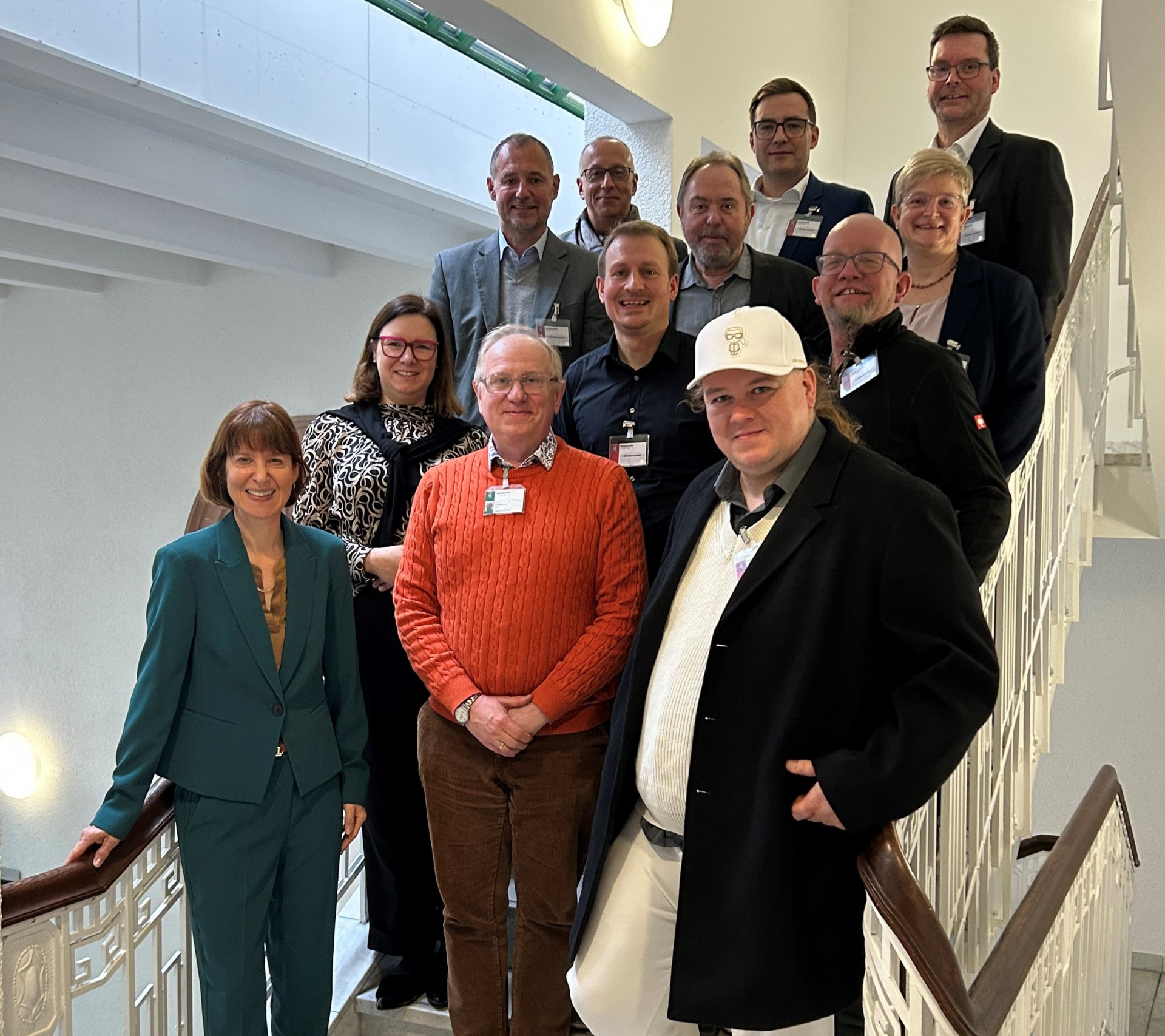Die Teilnehmenden des Gesprächs: Ministerin Heike Hofmann, Dr. Eberhard Pausch (HMSI), Daniel Tabert (1. Reihe), Staatssekretärin Manuela Strube, Florian Hummel und Uwe Nussbaum (LAG WR Hessen; 2. Reihe), Christian Dreiss, Hartmut Kleiber und Mareike Meister (beide LAG Wohnen; 3. Reihe) und Christoph Hille, Georg Forchmann (LAG Wohnen) und Jörg Heyer (4. Reihe) 
&copy; Malte Albrecht - HMSI