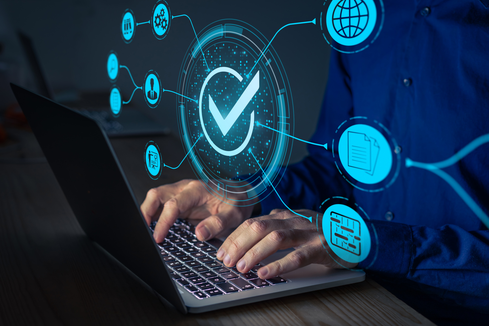 Ein Laptop an dem eine Person tippt. Darüber schweben im Raum mehrere Symbole, unter anderem eines mit einem Haken, eines für Dokumente, eines für Internet, etc. 
&copy; iStockpho.com/NicoElNino