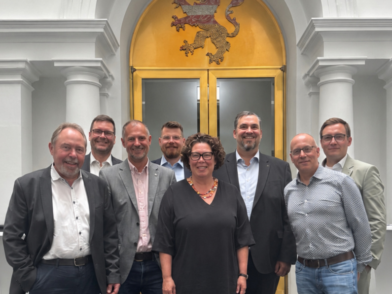 von links nach rechts: Hartmut Kleiber, Jörg Heyer, Christian Dreiss, Johannes Knöfel, Susanne Simmler, Alexander Heppe, Christoph Hille, Georg Forchmann 
&copy; LWV Hessen