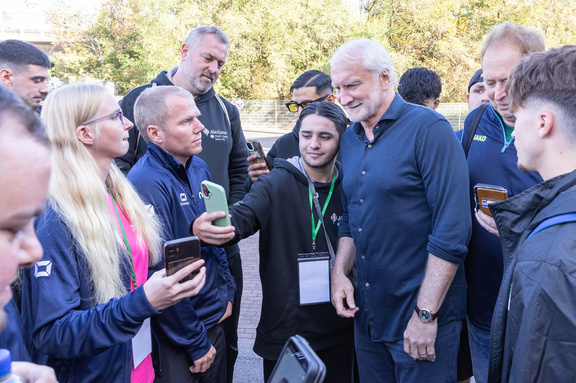Rudi Völler begrüßt die Spielerinnen und Spieler der Deutschen Meisterschaft der Werkstätten 2026 
&copy; Carsten Kobow